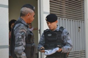 Policiais Militares de Coxim escoltam sargento até a residência e realizam homenagem por transferência para reserva