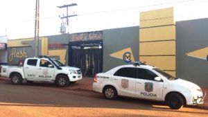 Pistoleiros atacam casal em motel na fronteira e matam homem de 30 anos