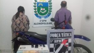 Polícia Militar fecha boca de fumo que funcionava como Disque Entrega, prende casal em flagrante, apreende drogas, dinheiro e motocicleta em Alcinópolis