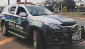 Motorista é preso após tentar bater carro em viatura e sofrer acidente na fuga