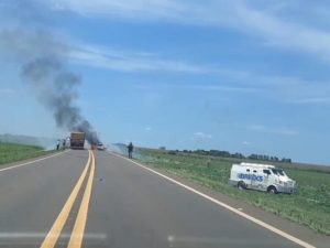 Bandidos armados com fuzil assaltam carro-forte em rodovia estadual