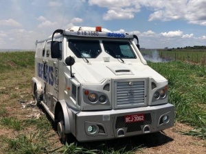 Polícia acha esconderijo de quadrilha que atacou carro-forte e mata quatro