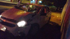 Motorista de aplicativo é sequestrado por dupla que bate carro em muro durante fuga